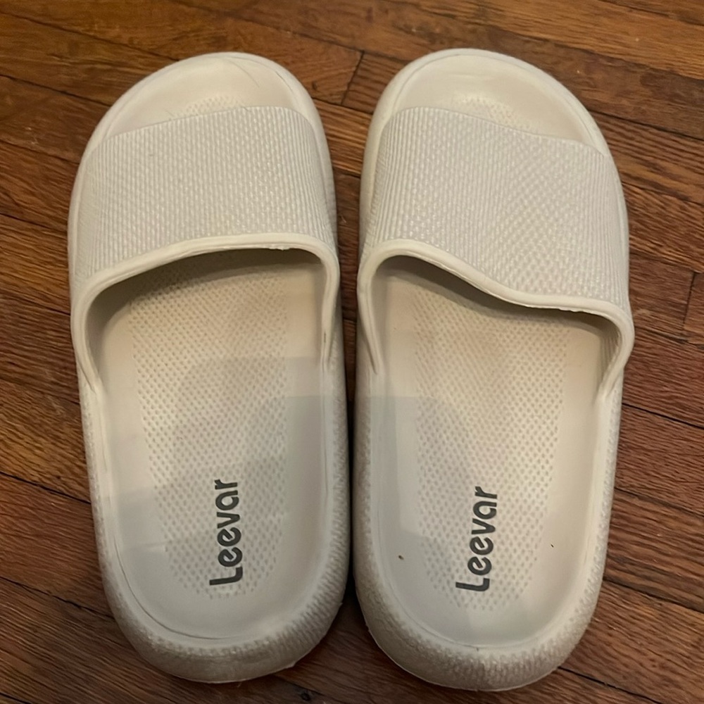 Never worn women'ss cream slides
